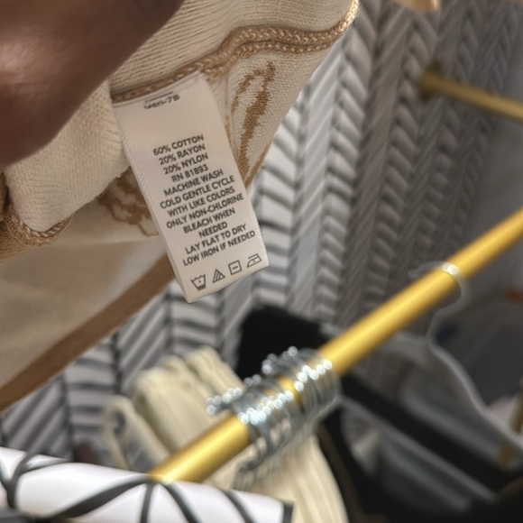 Tan floral sweater - Picture 3 of 3